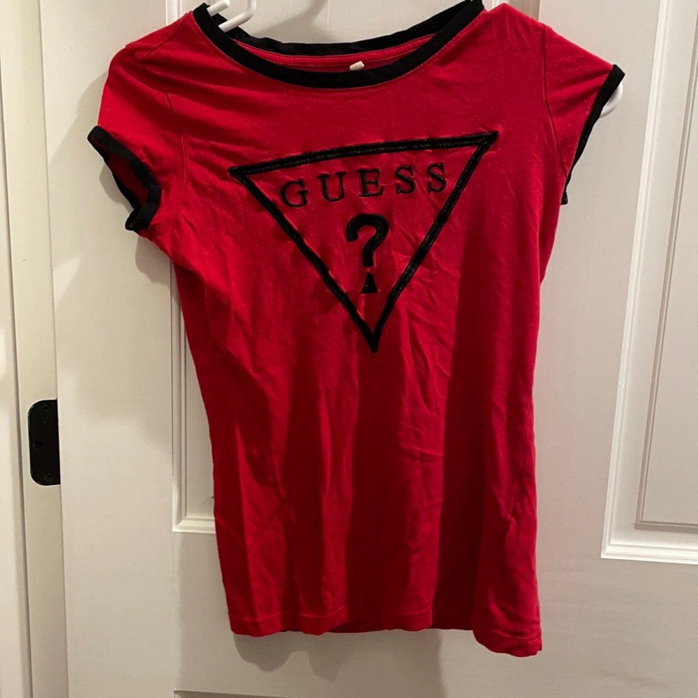A guess t-shirt